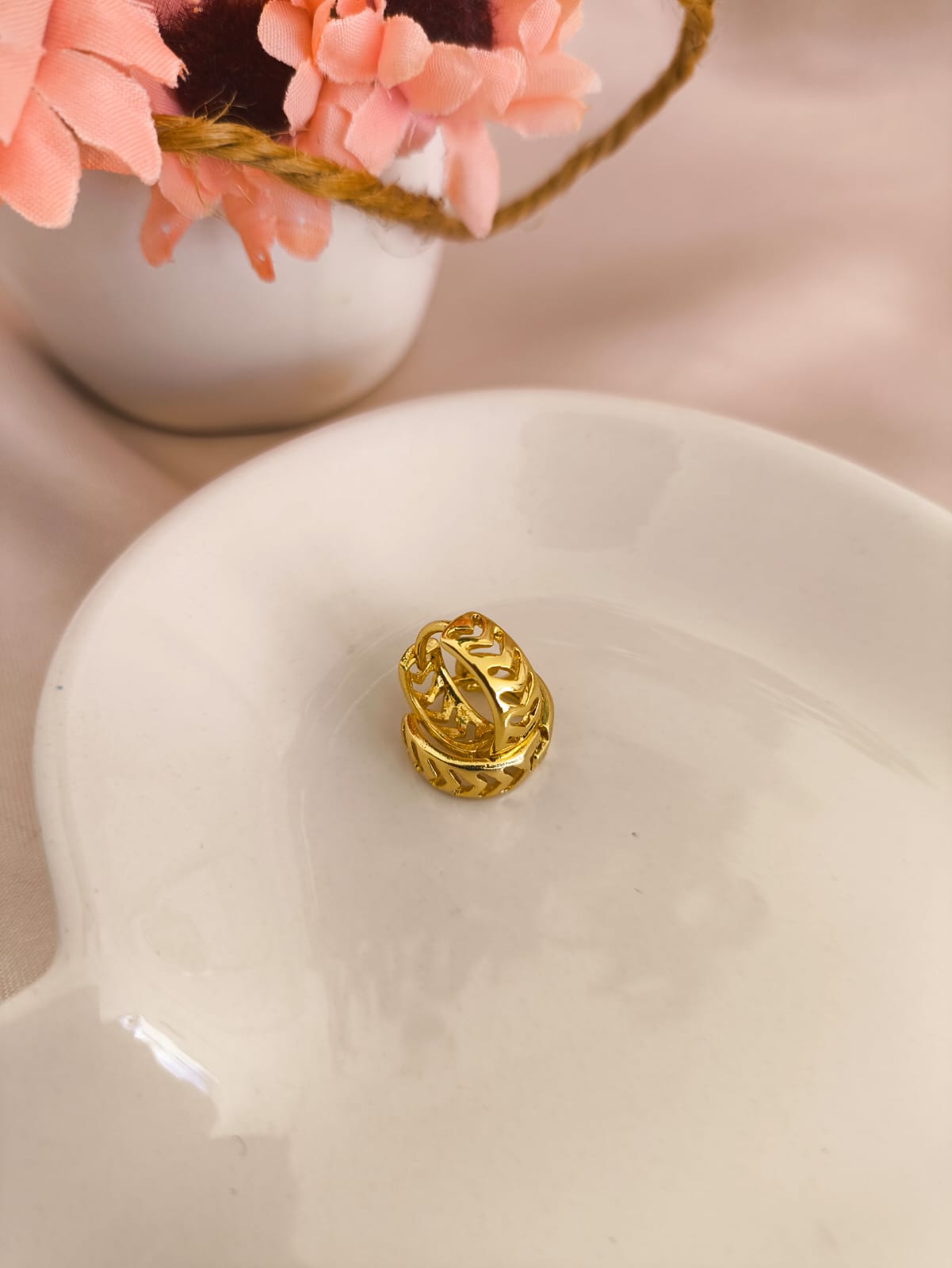 ARGOLA VAZADA EM FORMA DE V