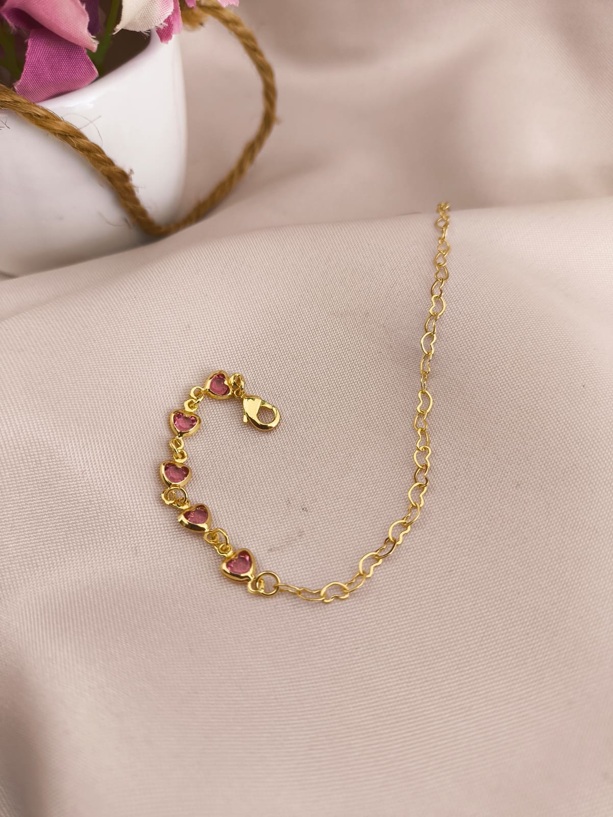 PULSEIRA INFANTIL MEIA CORAÇÃO ENTRELAÇADOS E MEIA PEDRAS DE CORAÇÕES ROSAS PULSEIRA INFANTIL MEIA CORAÇÃO ENTRELAÇADOS E MEIA PEDRAS DE CORAÇÕES ROSAS