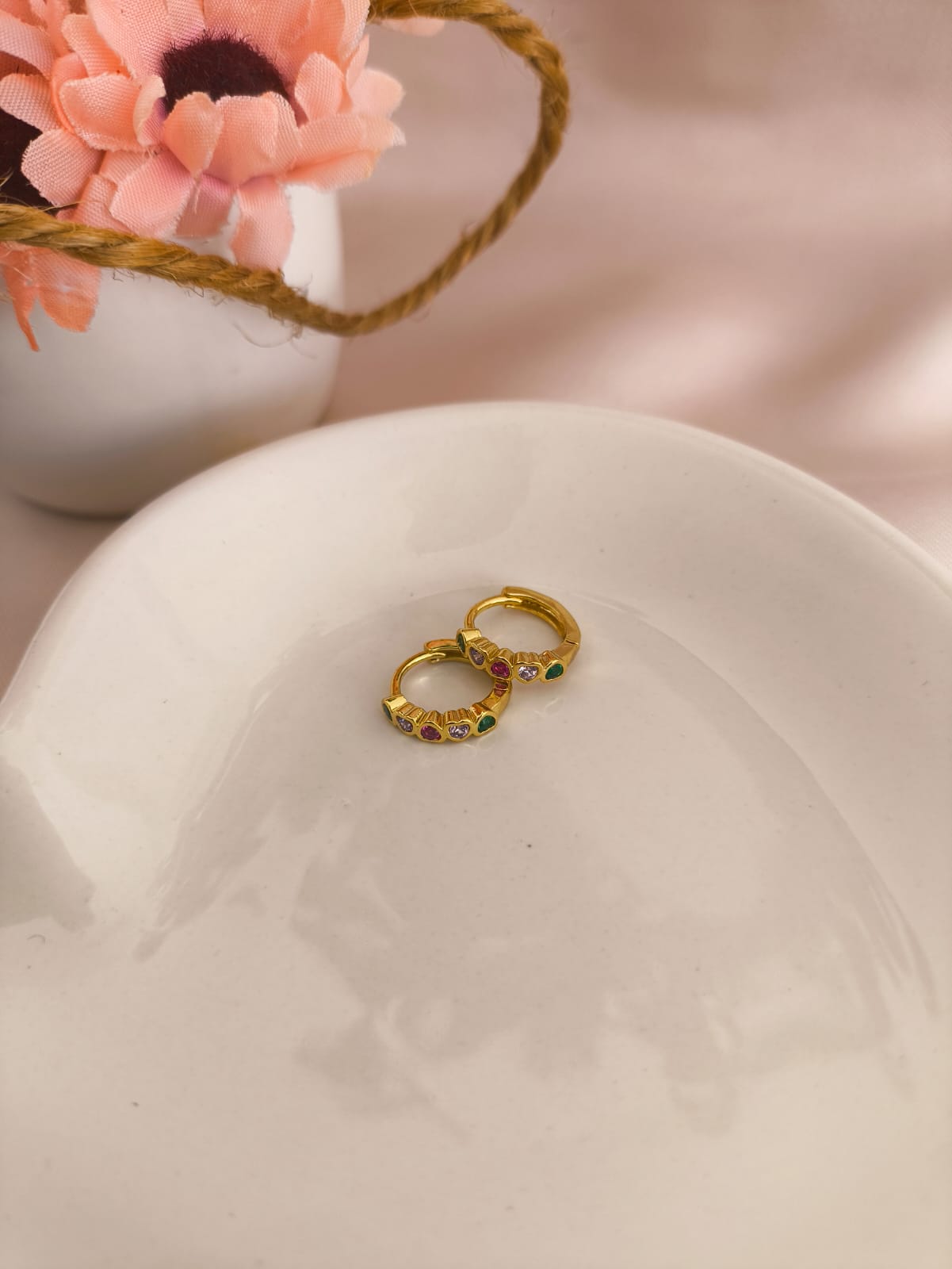 ARGOLA COM CORAÇOES E PEDRAS DE ZIRCONIA COLORIDAS