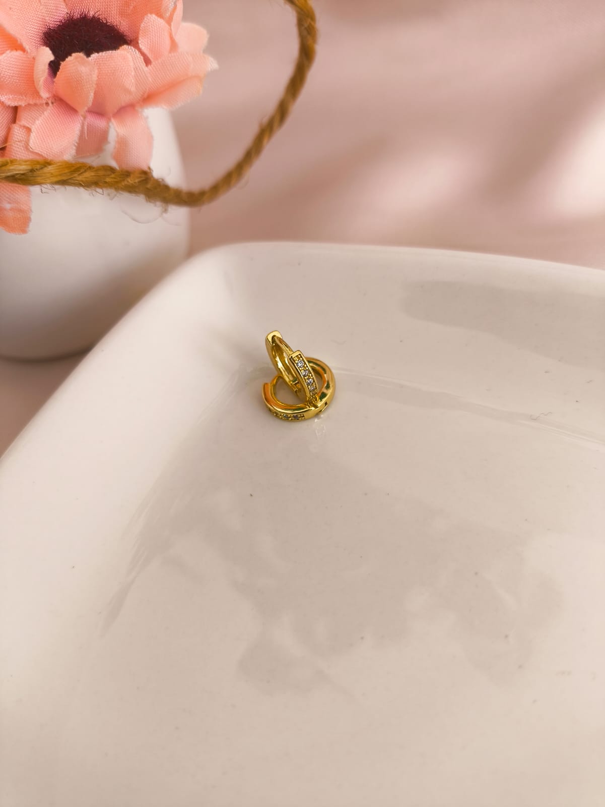 ARGOLA FINA COM 1 FILA CRAVEJADA EM MICRO ZIRCONIA