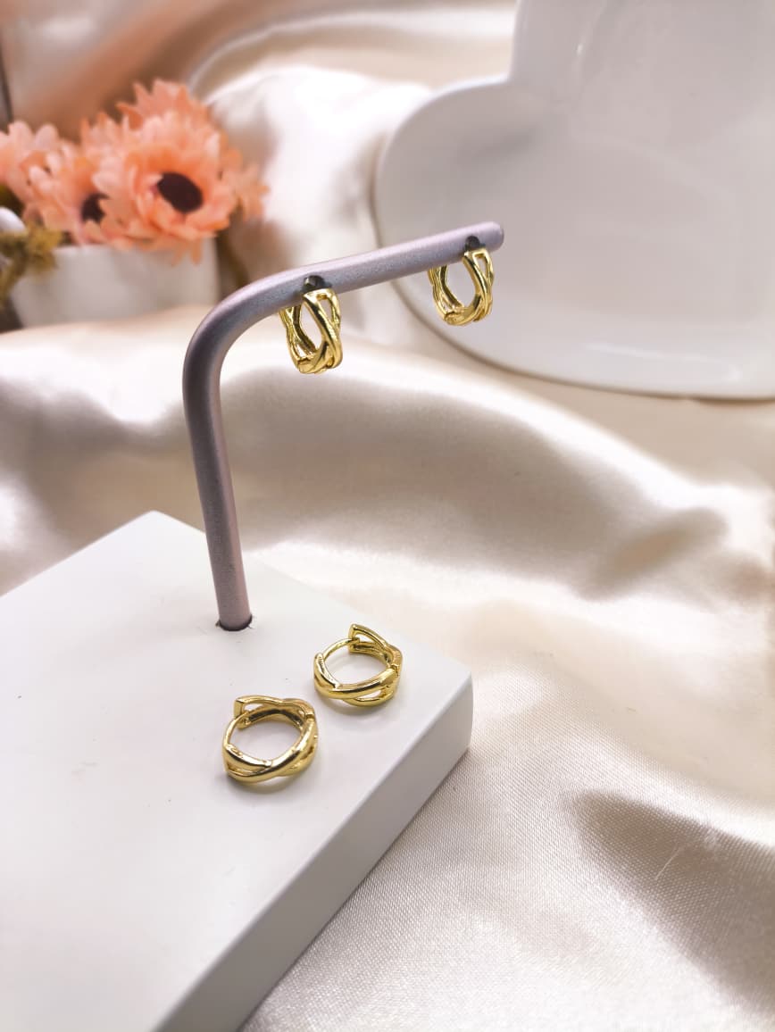 ARGOLA EM FORMA DE X LISA