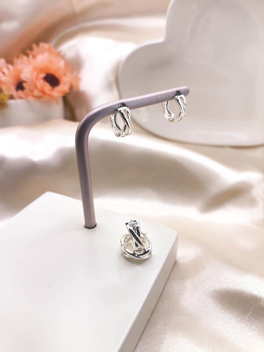 ARGOLA EM FORMA DE X LISA