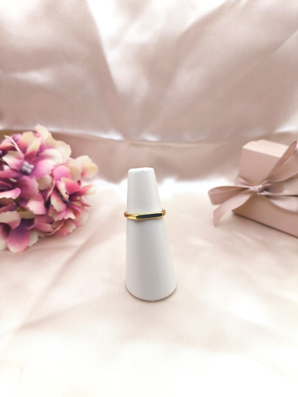 ANEL LISO COM FORMATO RETO NA PARTE DE CIMA