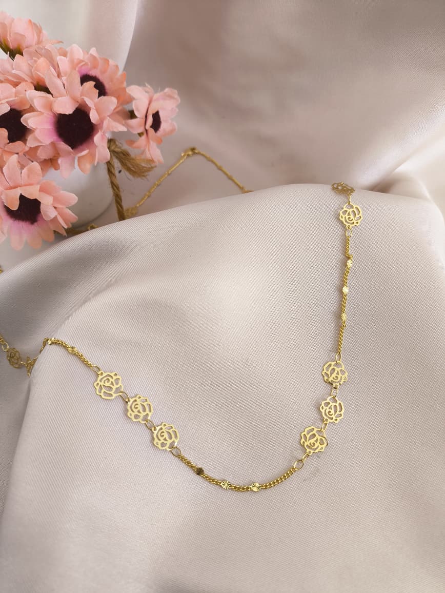 COLAR COM FLORES VAZADAS