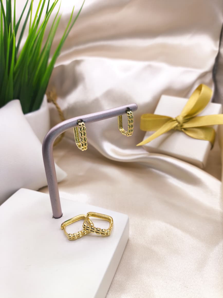 ARGOLA RETANGULAR COM MINI ESFERAS NA FRENTE