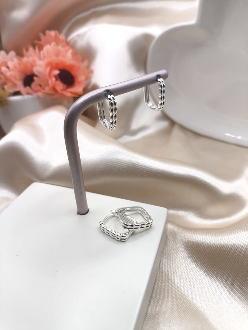 ARGOLA RETANGULAR COM MINI ESFERAS NA FRENTE