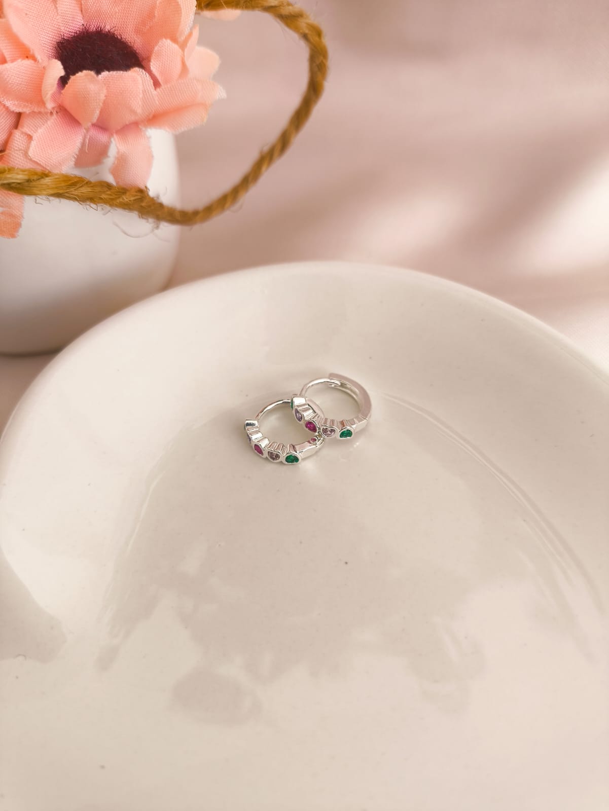 ARGOLA COM CORAÇOES E PEDRAS DE ZIRCONIA COLORIDAS ARGOLA COM CORAÇOES E PEDRAS DE ZIRCONIA COLORIDAS