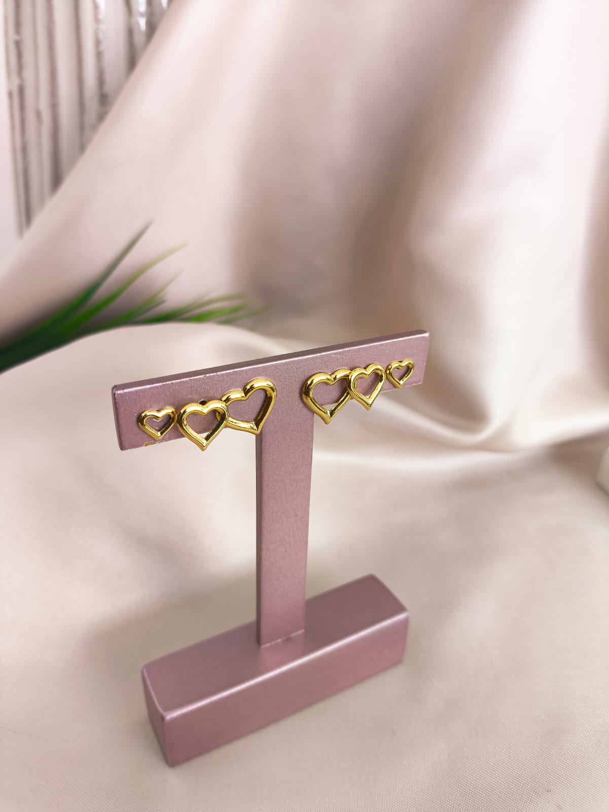 BRINCO TRIO DE CORAÇÕES VAZADOS LISOS