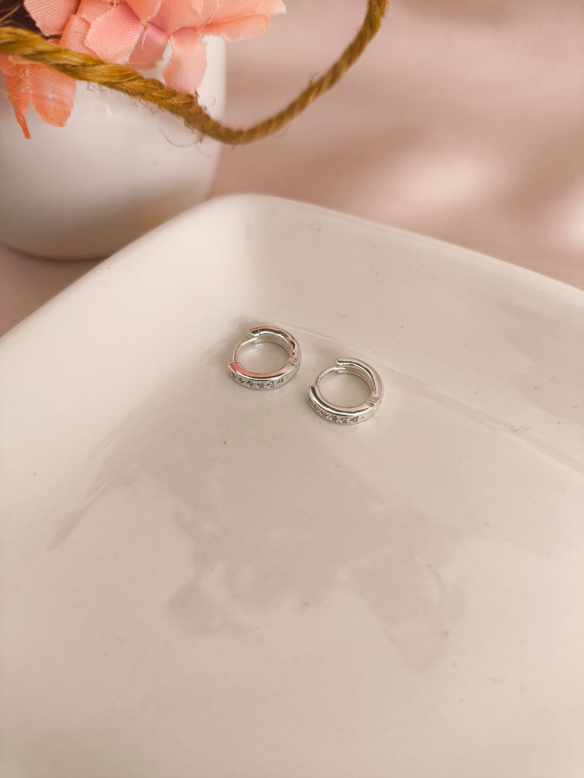 ARGOLA FINA COM 1 FILA CRAVEJADA EM MICRO ZIRCONIA ARGOLA FINA COM 1 FILA CRAVEJADA EM MICRO ZIRCONIA