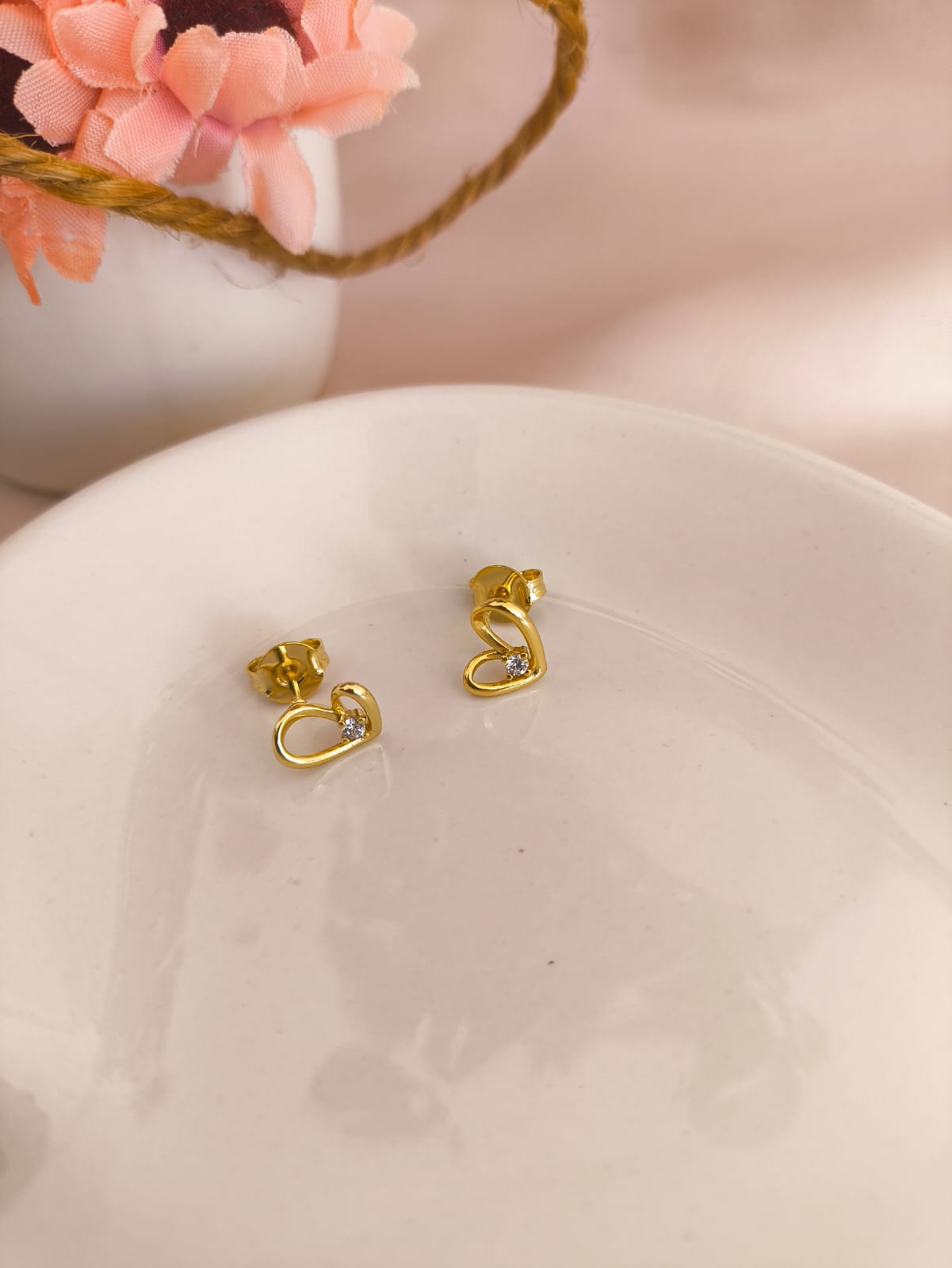 BRINCO CORAÇÃO TORTO COM PEDRA DE ZIRCONIA NO MEIO