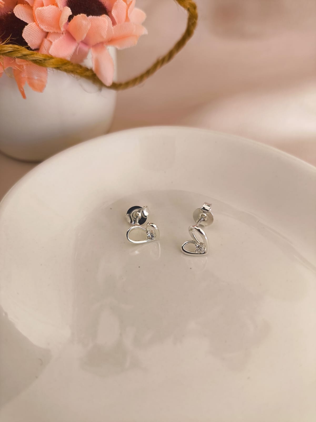 BRINCO CORAÇÃO TORTO COM PEDRA DE ZIRCONIA NO MEIO BRINCO CORAÇÃO TORTO COM PEDRA DE ZIRCONIA NO MEIO