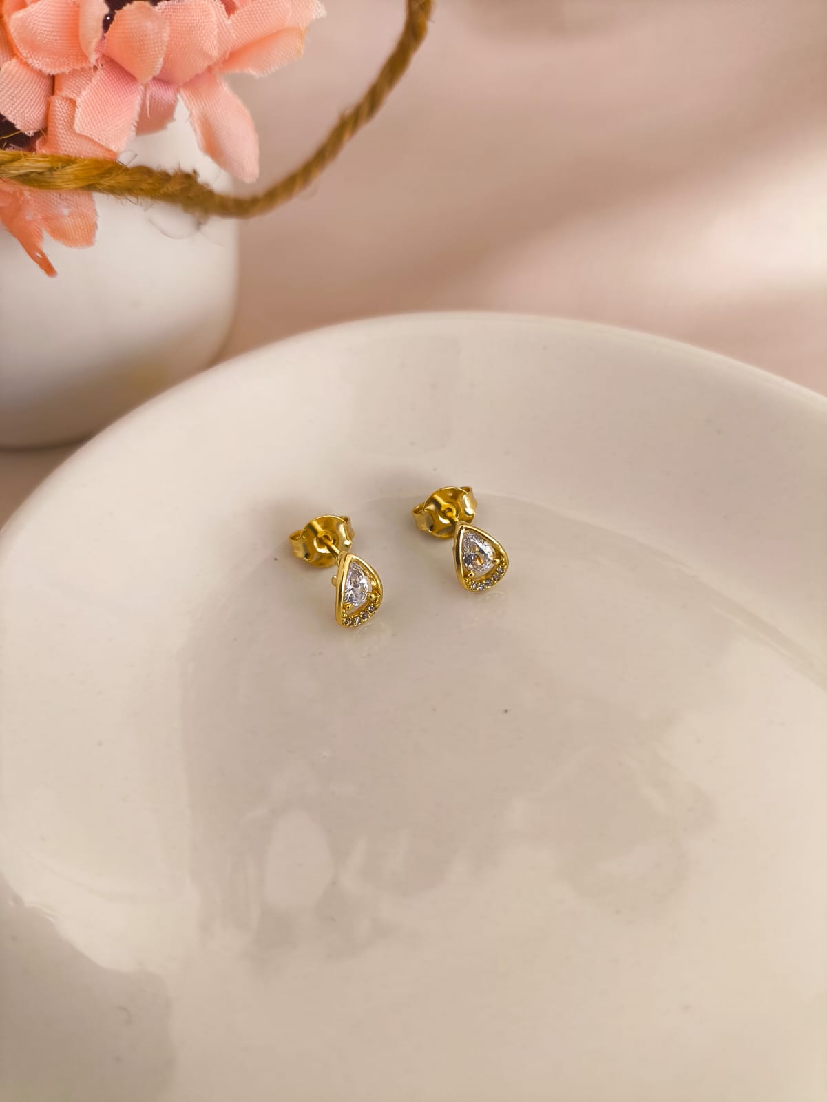 BRICO ESTILO GOTA CRAVEJADO EM MICRO ZIRCONIA EM BAIXO E PEDRA DE ZIRCONIA NO MEIO BRICO ESTILO GOTA CRAVEJADO EM MICRO ZIRCONIA EM BAIXO E PEDRA DE ZIRCONIA NO MEIO