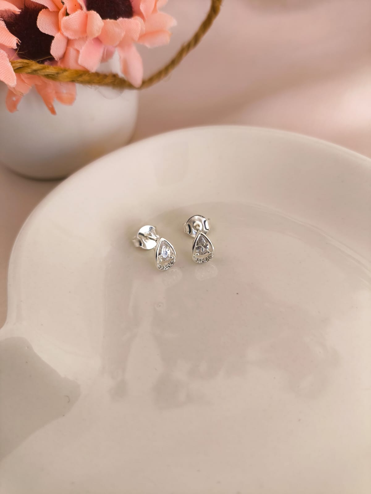 BRICO ESTILO GOTA CRAVEJADO EM MICRO ZIRCONIA EM BAIXO E PEDRA DE ZIRCONIA NO MEIO