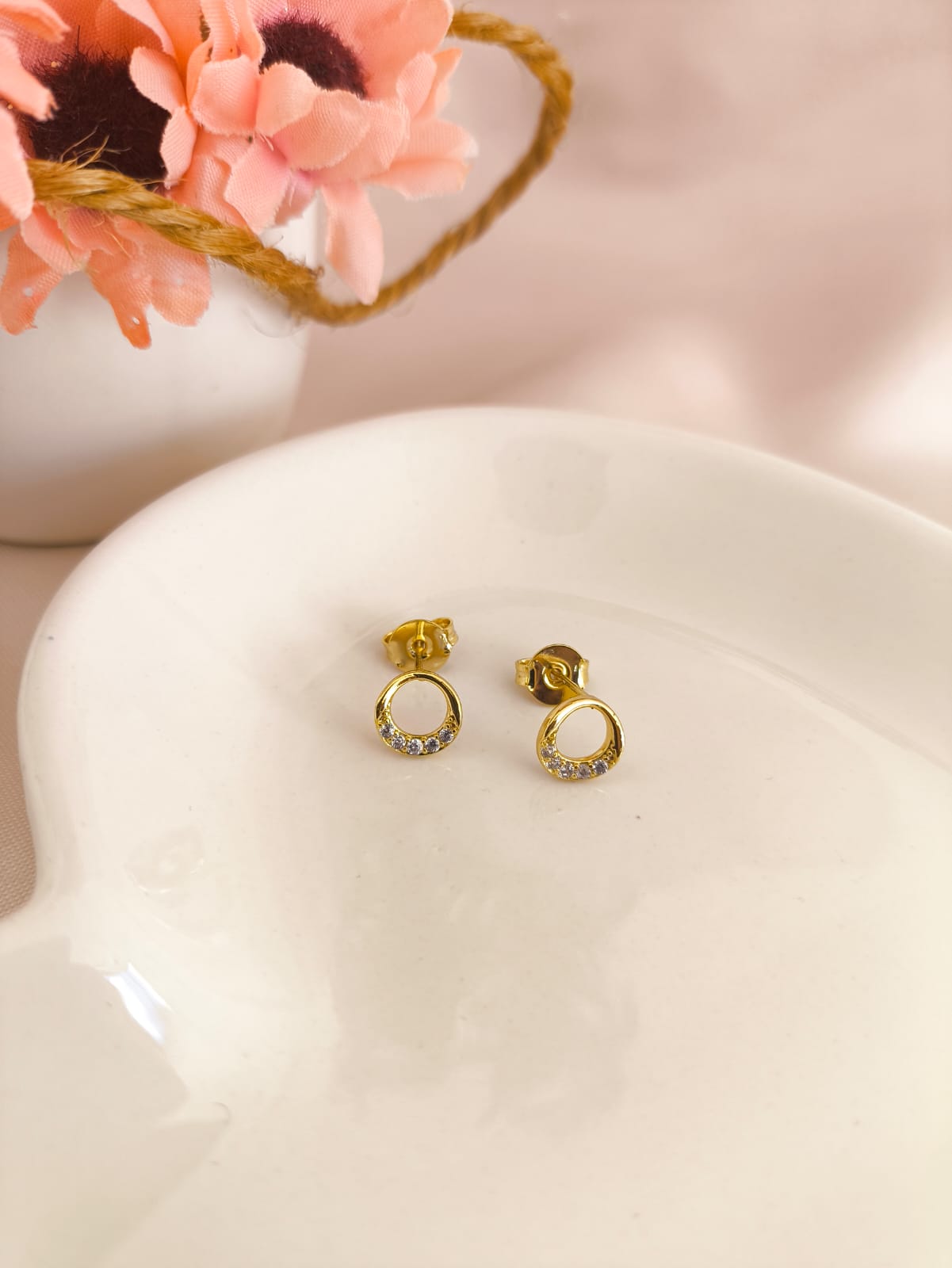 BRINCO REDONDO CRAVEJADO EM MICRO ZIRCONIA EM BAIXO