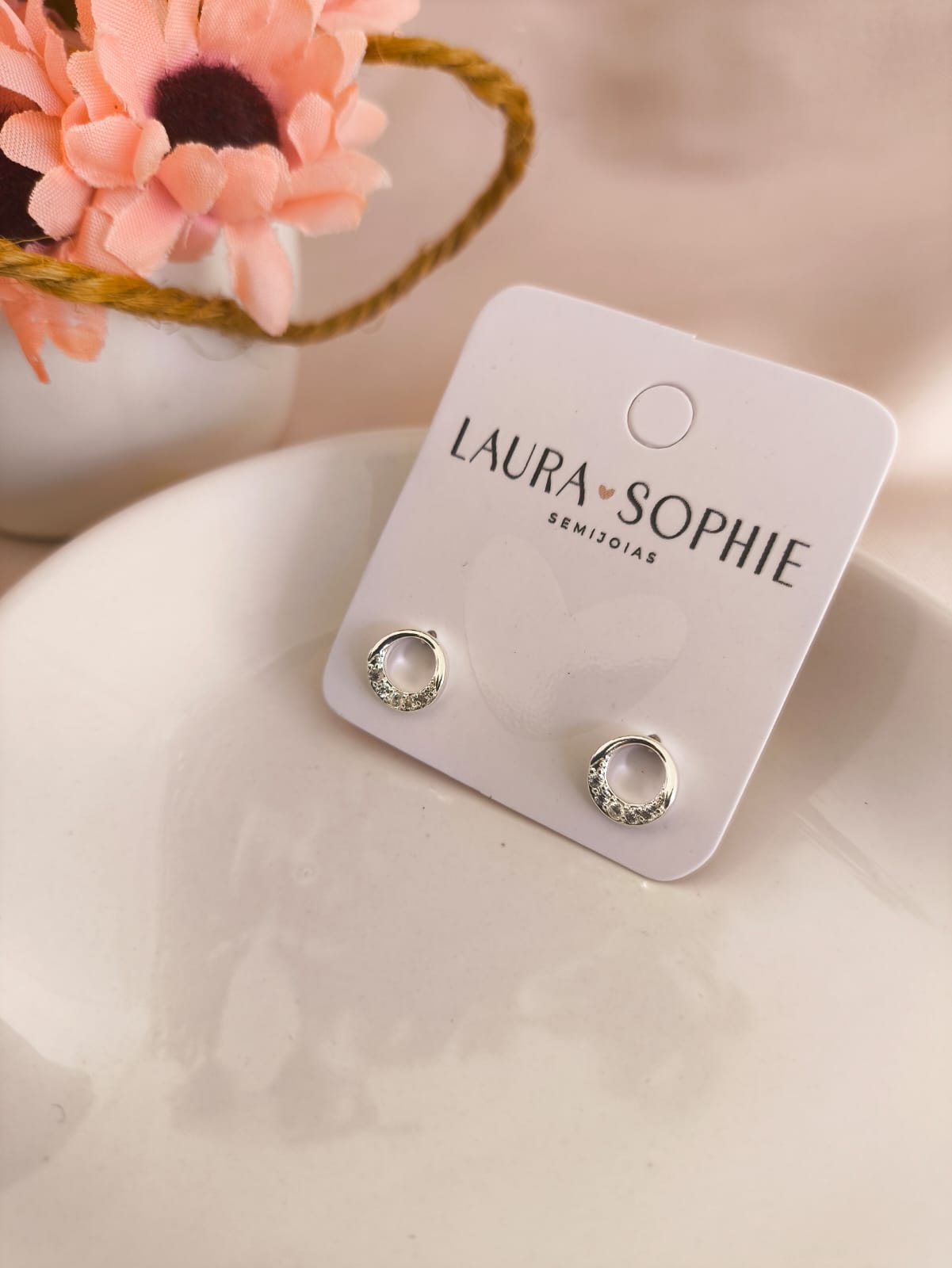 BRINCO REDONDO CRAVEJADO EM MICRO ZIRCONIA EM BAIXO