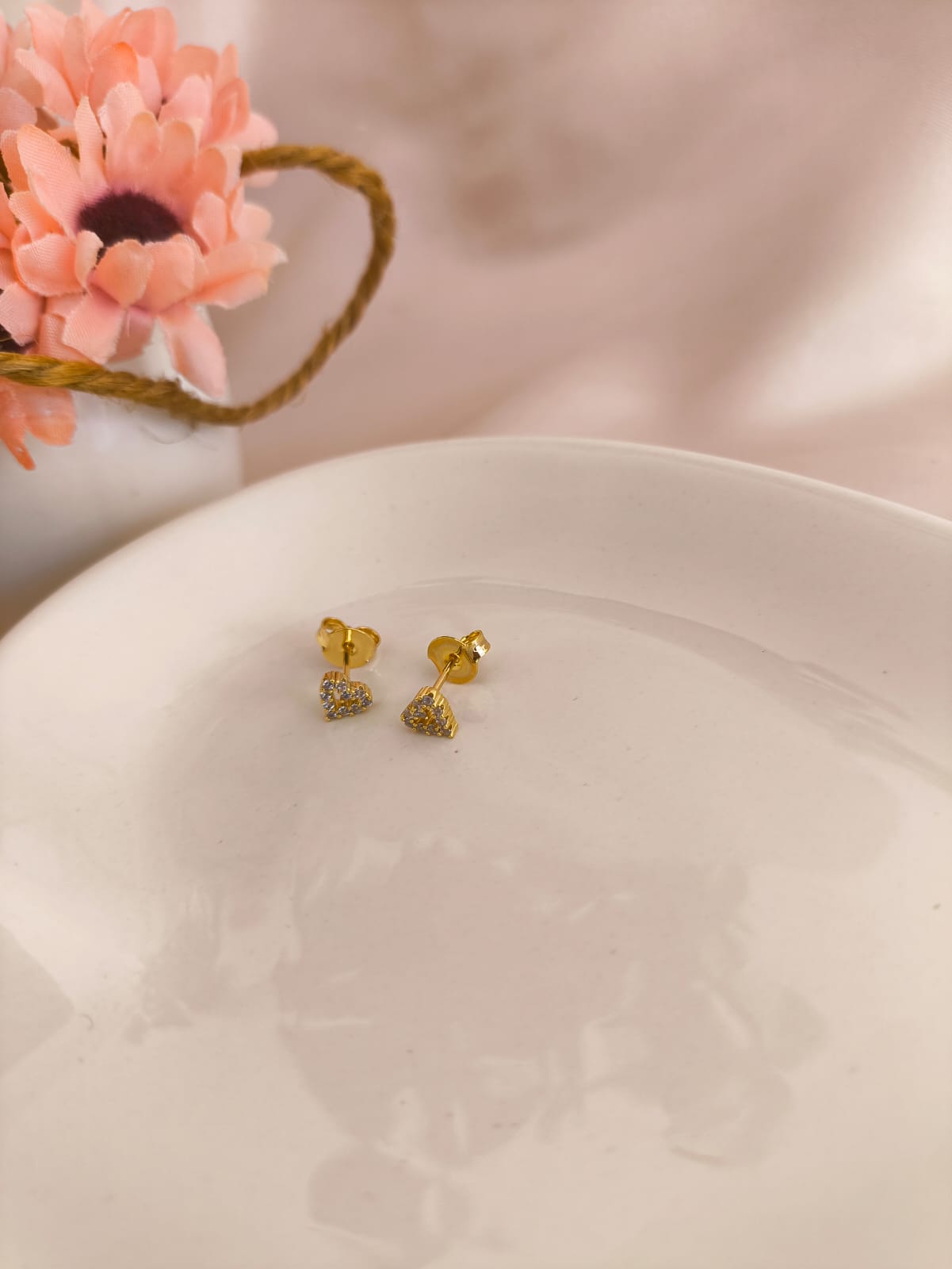 BRINCO CORAÇÃO PEQUENO VAZADO E CRAVEJADO EM MICRO ZIRCONIA AO REDOR BRINCO CORAÇÃO PEQUENO VAZADO E CRAVEJADO EM MICRO ZIRCONIA AO REDOR