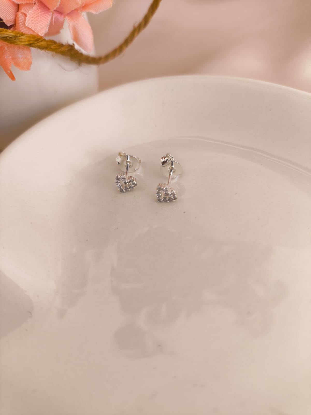 BRINCO CORAÇÃO PEQUENO VAZADO E CRAVEJADO EM MICRO ZIRCONIA AO REDOR BRINCO CORAÇÃO PEQUENO VAZADO E CRAVEJADO EM MICRO ZIRCONIA AO REDOR