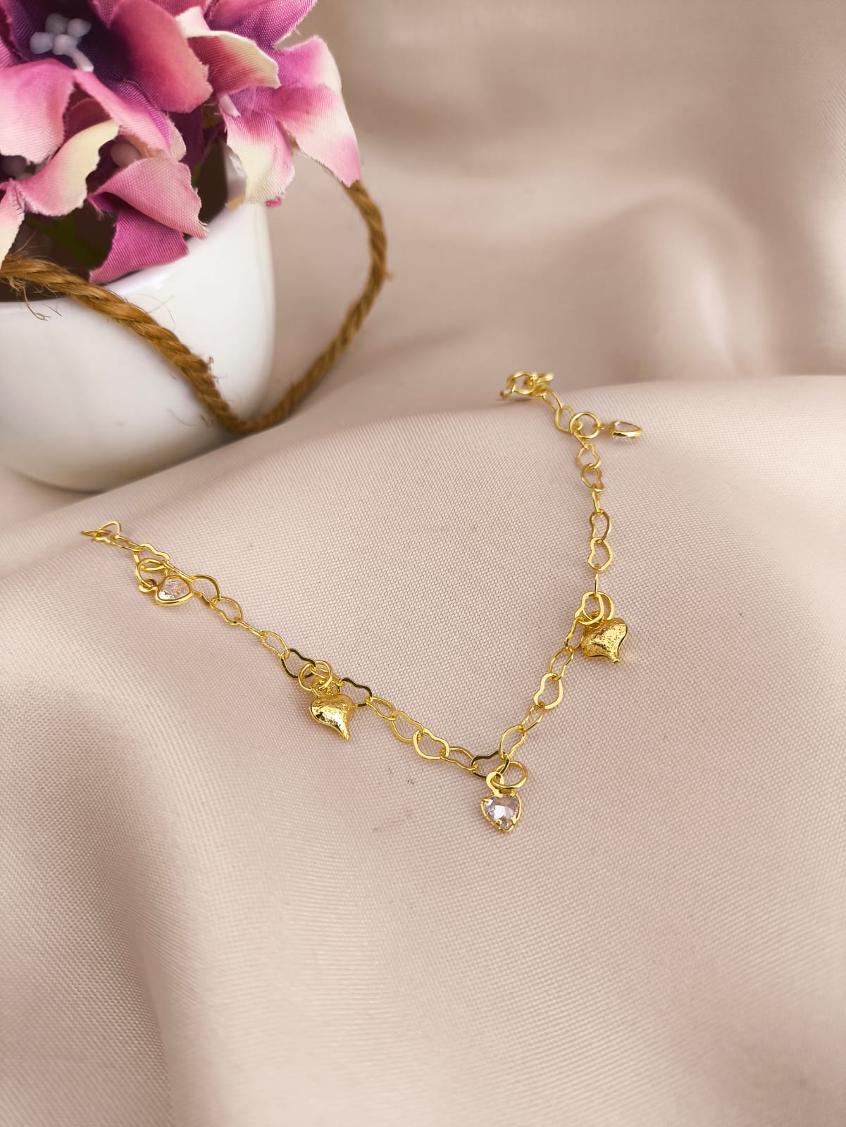 PULSEIRA DE CORAÇÕES ENTRELAÇADOS E CORAÇÕES PENDURADOS FOSCOS E COM PEDRA DE ZIRCONIA