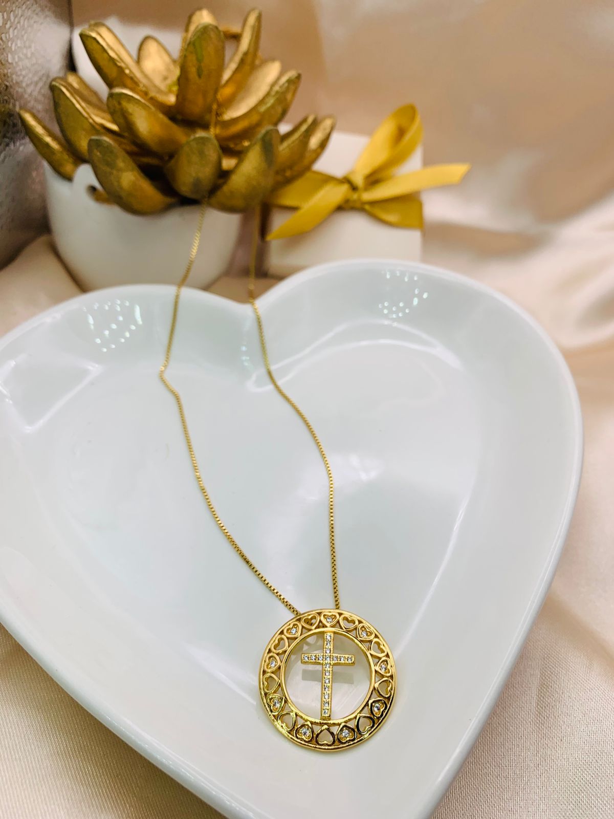 COLAR CIRCULO COM CRUZ NO MEIO E CORAÇÕES AO REDOR CRAVEJADO EM MICRO ZIRCONIA