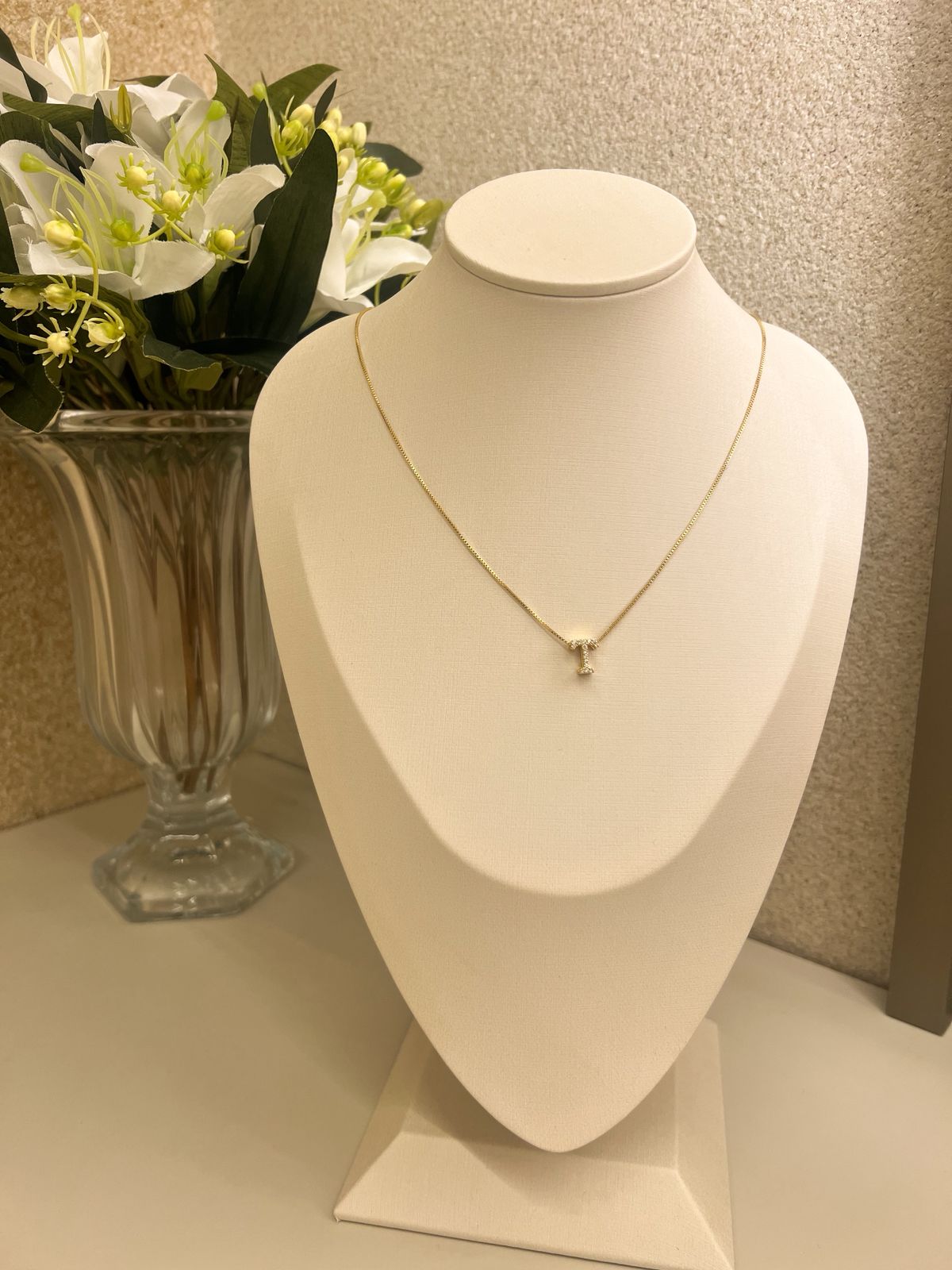 Corrente com pingente letra pequena cravejada T