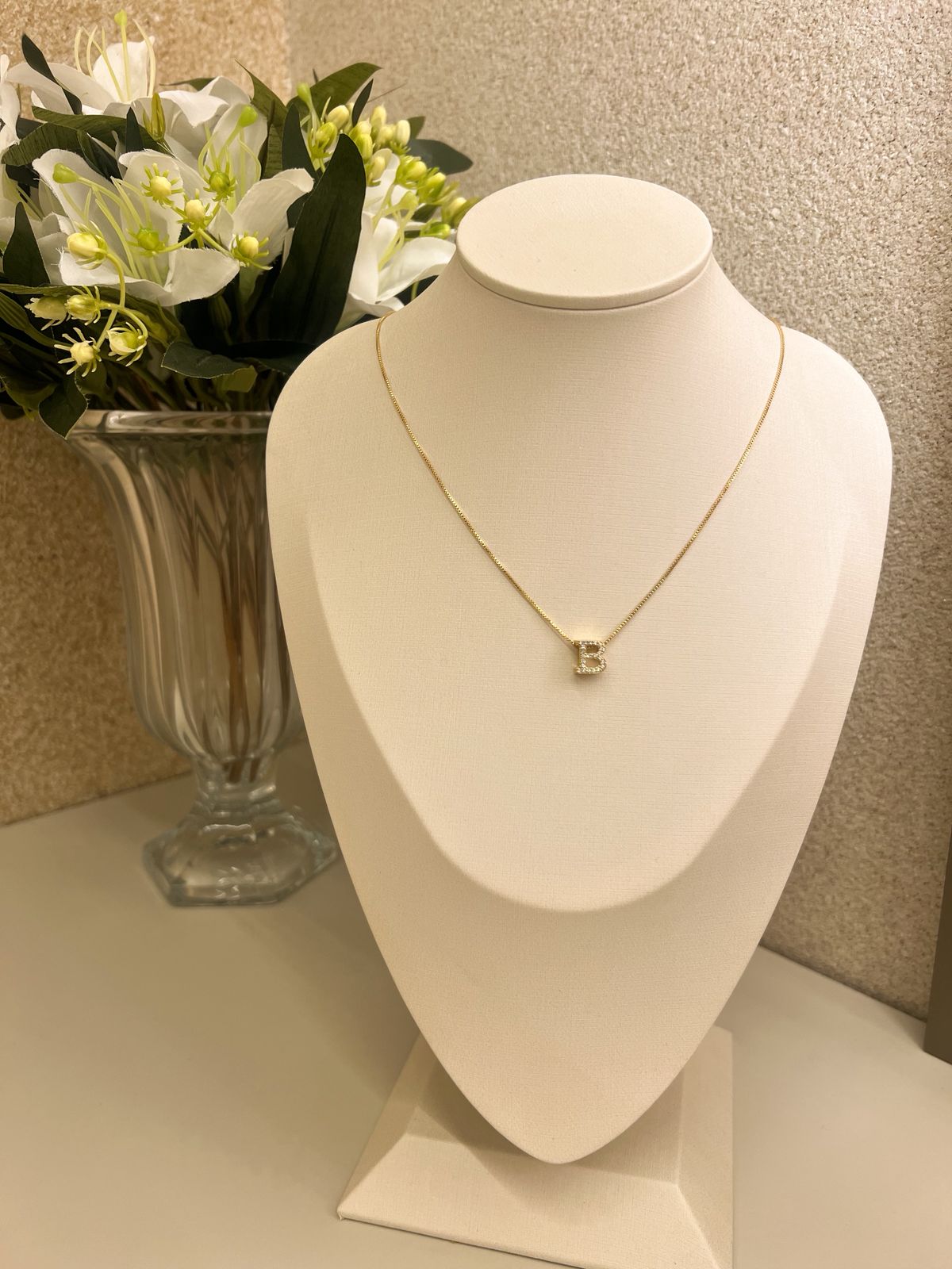 Corrente com pingente letra pequena cravejada B