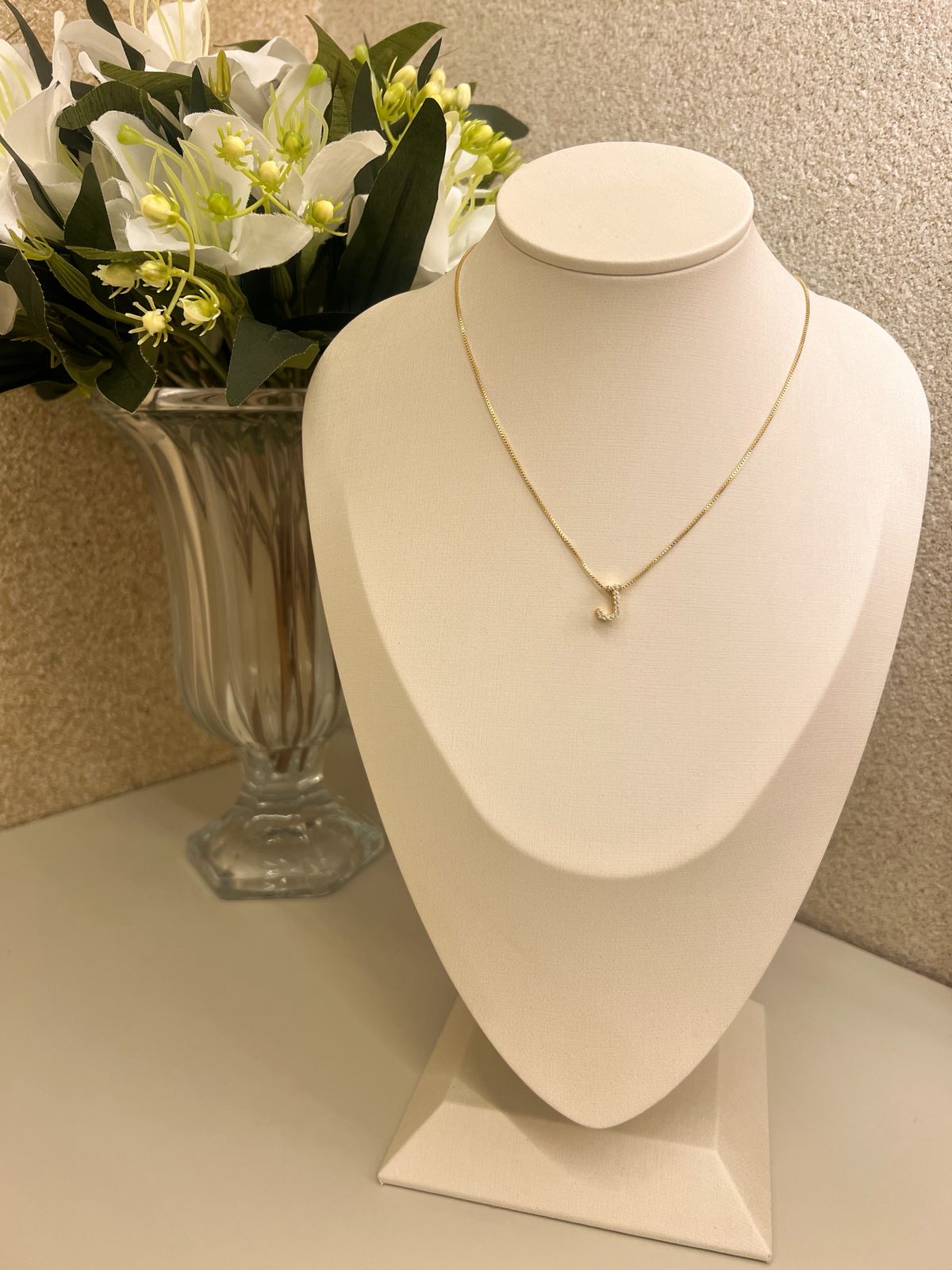 Corrente com pingente letra pequena cravejada J