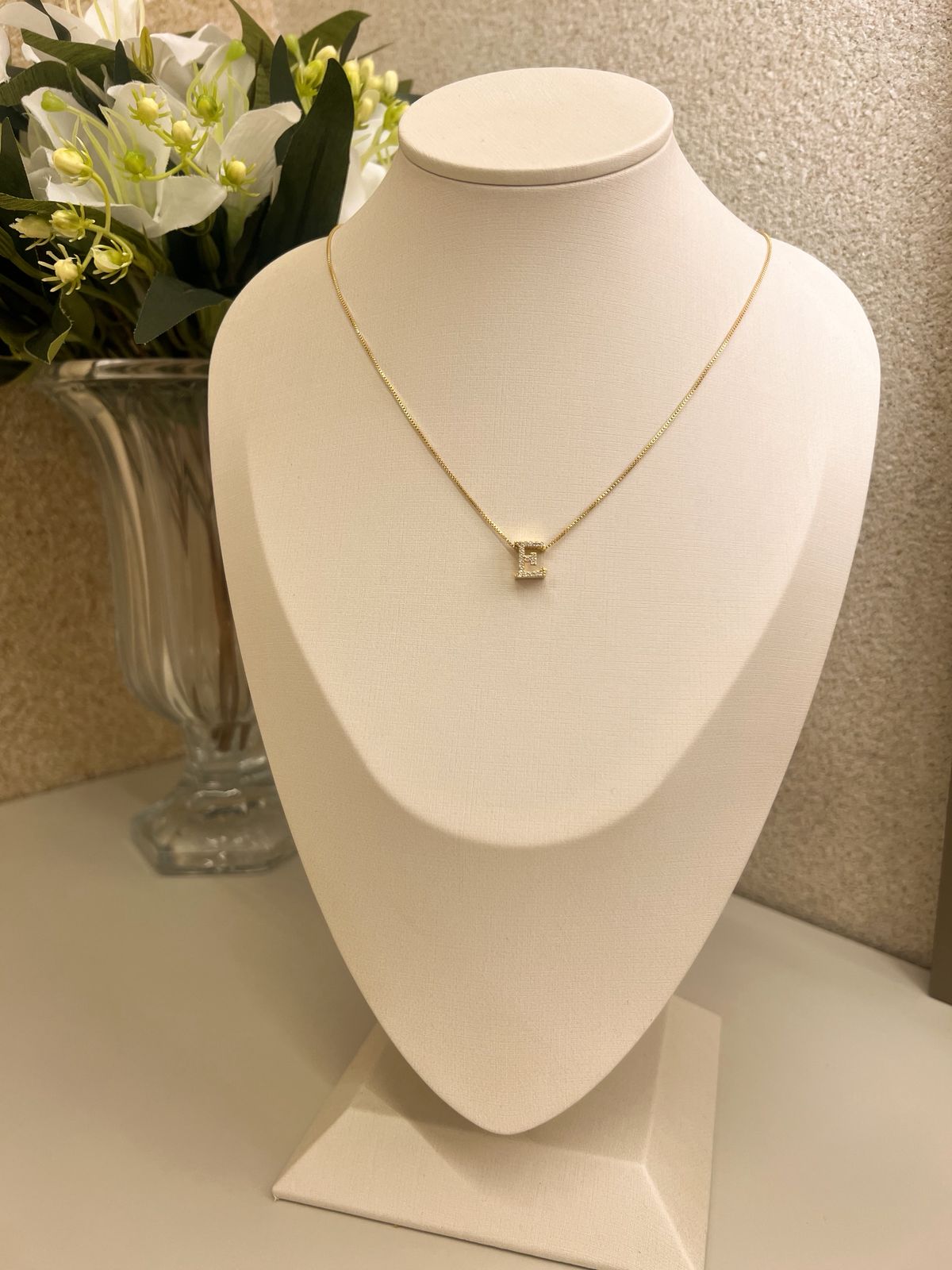 Corrente com pingente letra pequena cravejada E