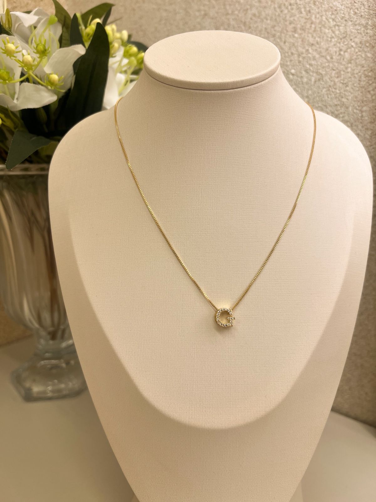 Corrente com pingente letra pequena cravejada G