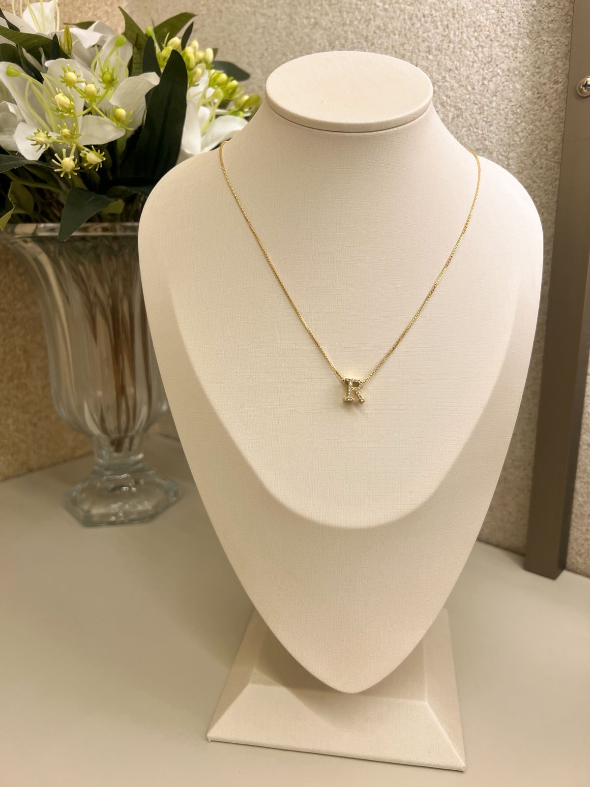 Corrente com pingente letra pequena cravejada R