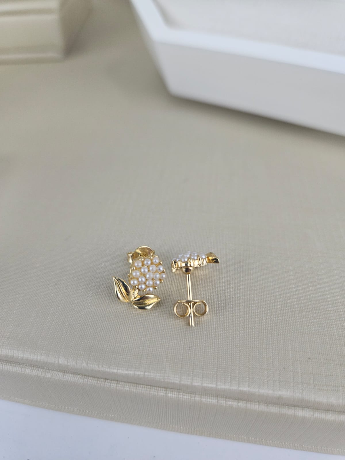 BRINCO FLOR COM BOLINHAS DE PEROLA