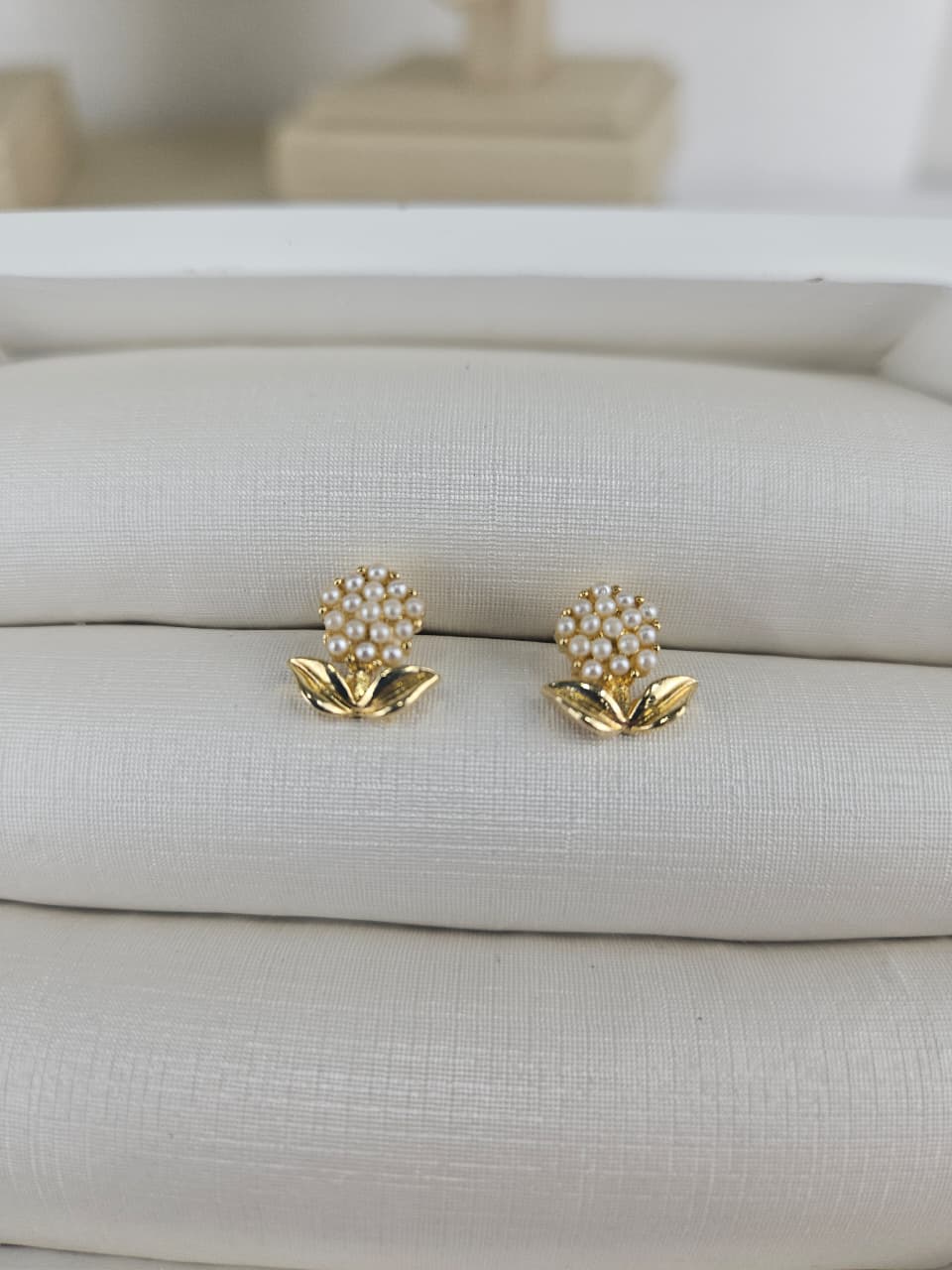 BRINCO FLOR COM BOLINHAS DE PEROLA