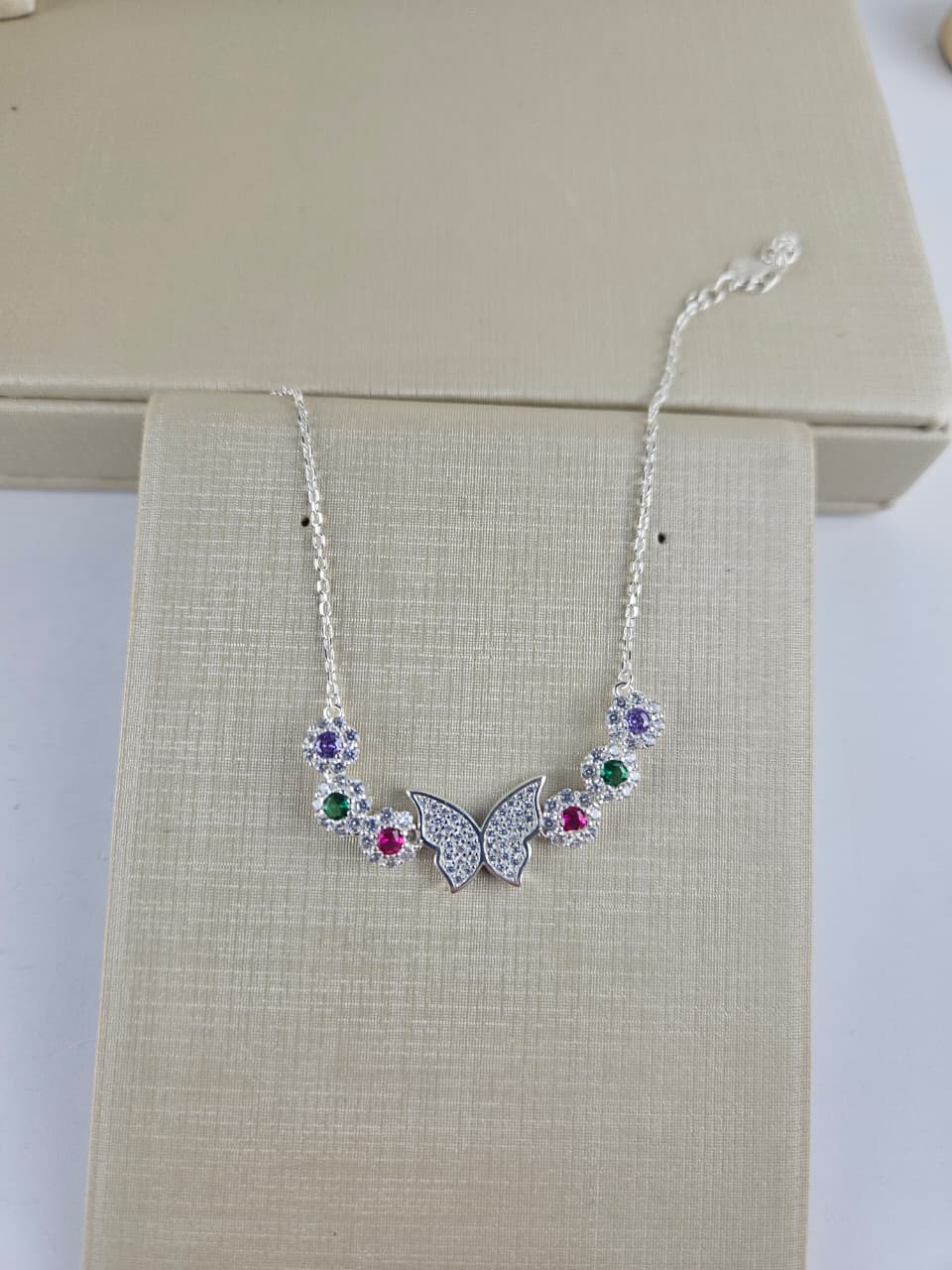 PULSEIRA PRATA BANHO DE RODIO BORBOLETA CRAVEJADO 6 PEDRAS COLORIDAS