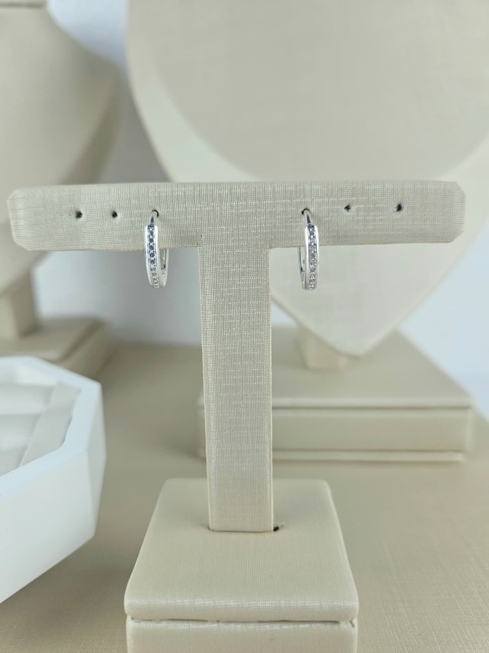 ARGOLA CLICK FIO QUADRADO MEIO CRAVEJADO MEIO VAZADO 1,6CM 2MM