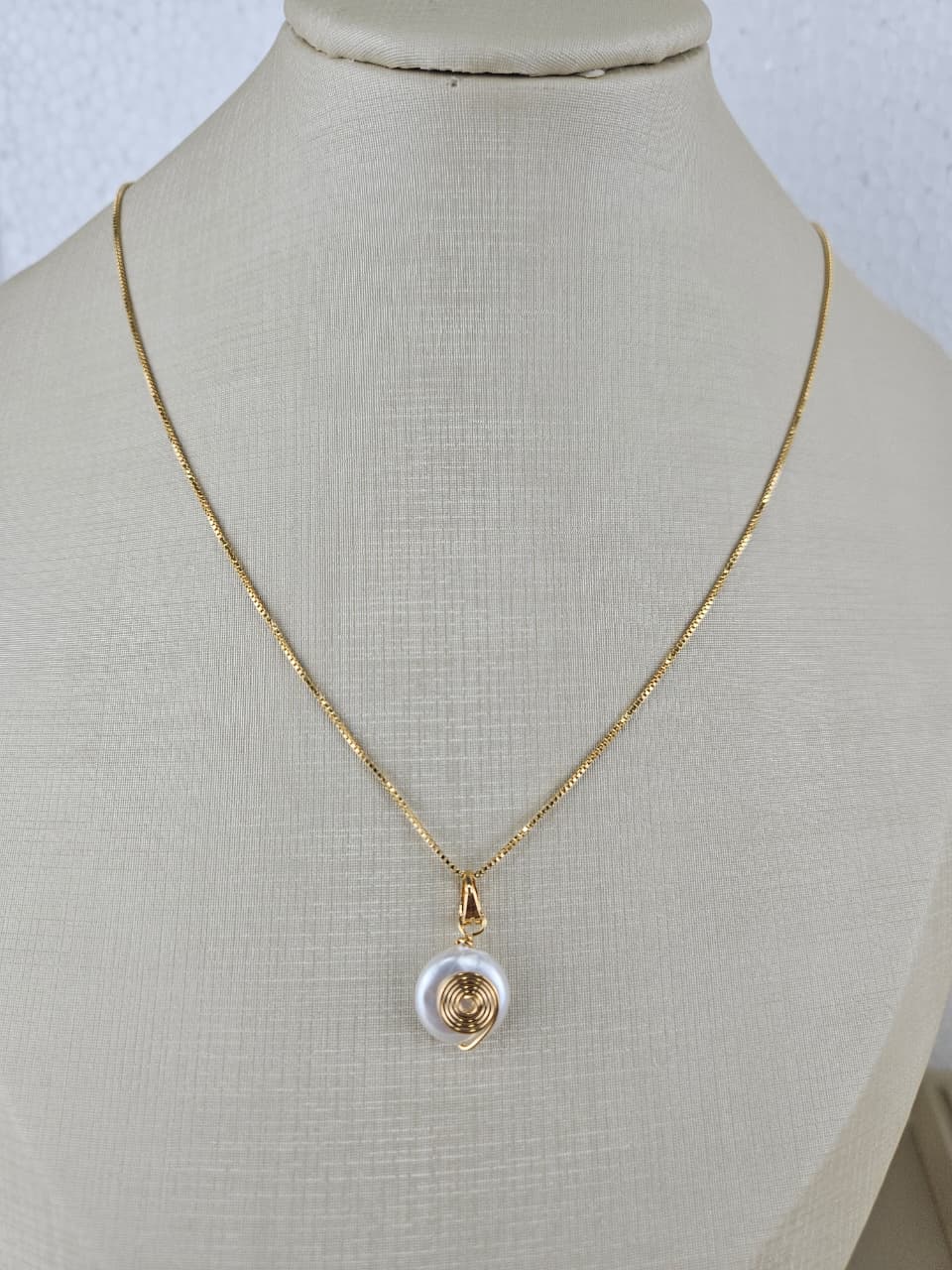 CONJUNTO PEROLA COM FIO ESPIRAL NO CENTRO GARGANTILHA E BRINCO