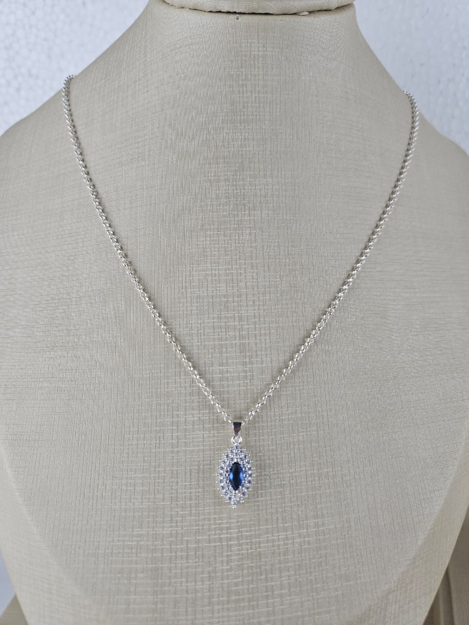 CONJUNTO OVAL  CRAVEJADO PEDRA AZUL BRINCO E GARGANTILHA