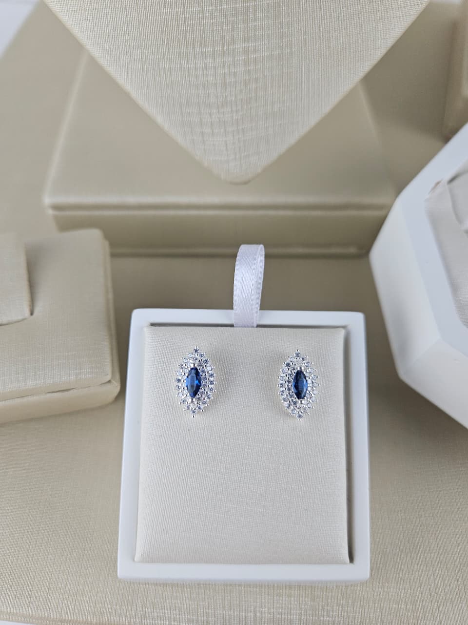 CONJUNTO OVAL  CRAVEJADO PEDRA AZUL BRINCO E GARGANTILHA