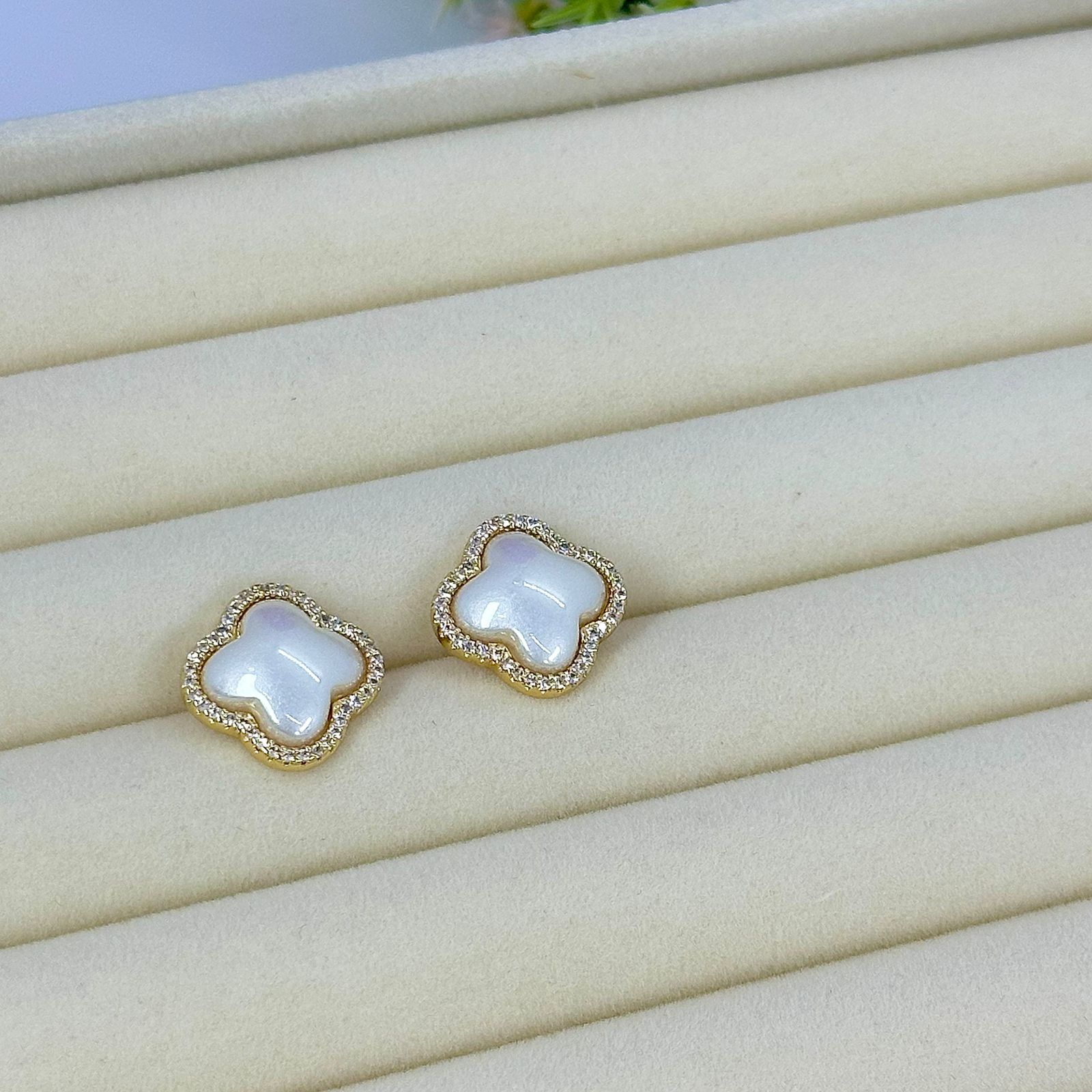 BRINCO TREVO PERÓLA CRAVEJADO BO2168