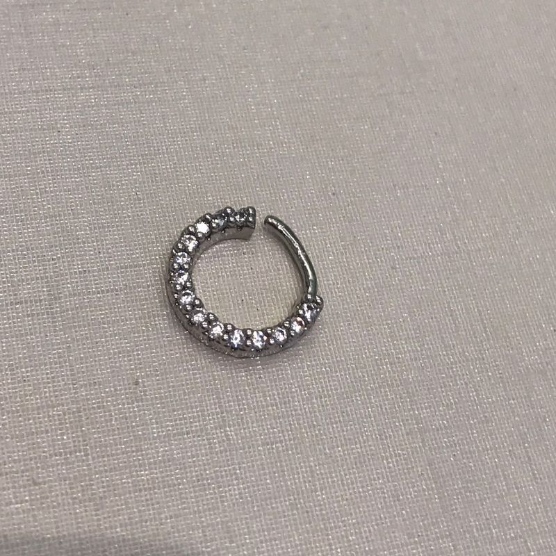 PIERCING CRAVEJADO EM ZIRCÔNIA BANHADO A OURO