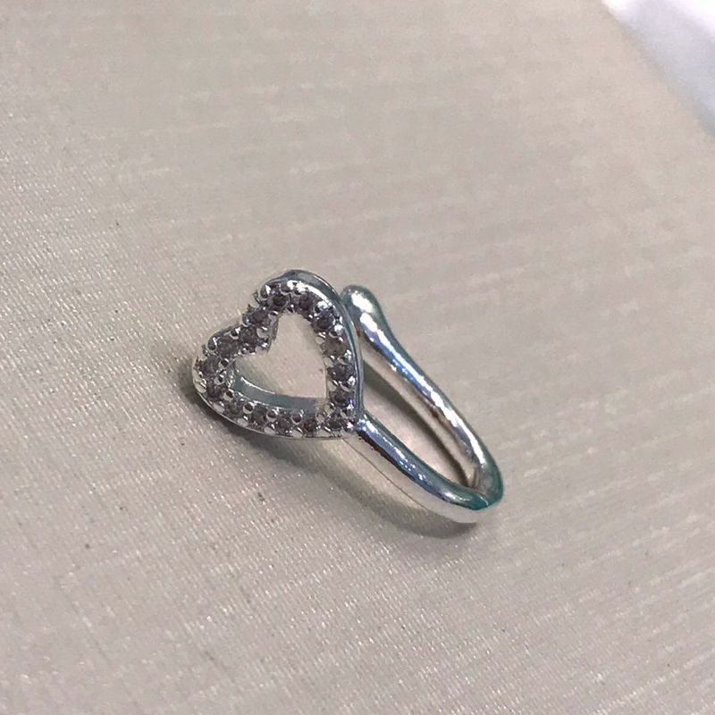 FAKE PIERCING CORAÇÃO VAZADO EM ZIRCÔNIA BANHADO A PRATA