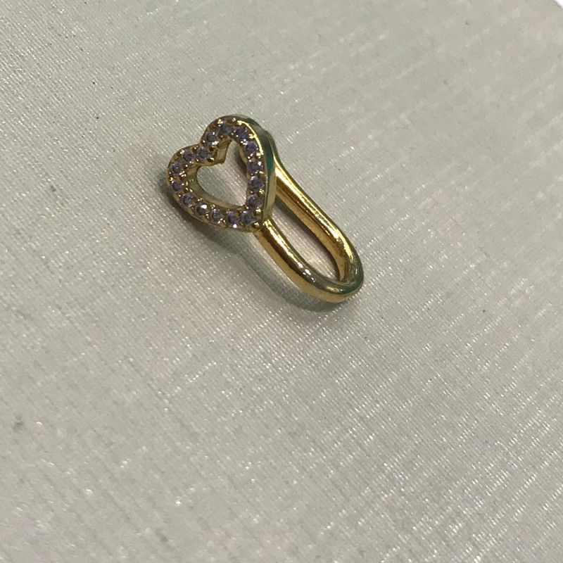 FAKE PIERCING CORAÇÃO VAZADO EM ZIRCONIA BANHADO A OUTRO