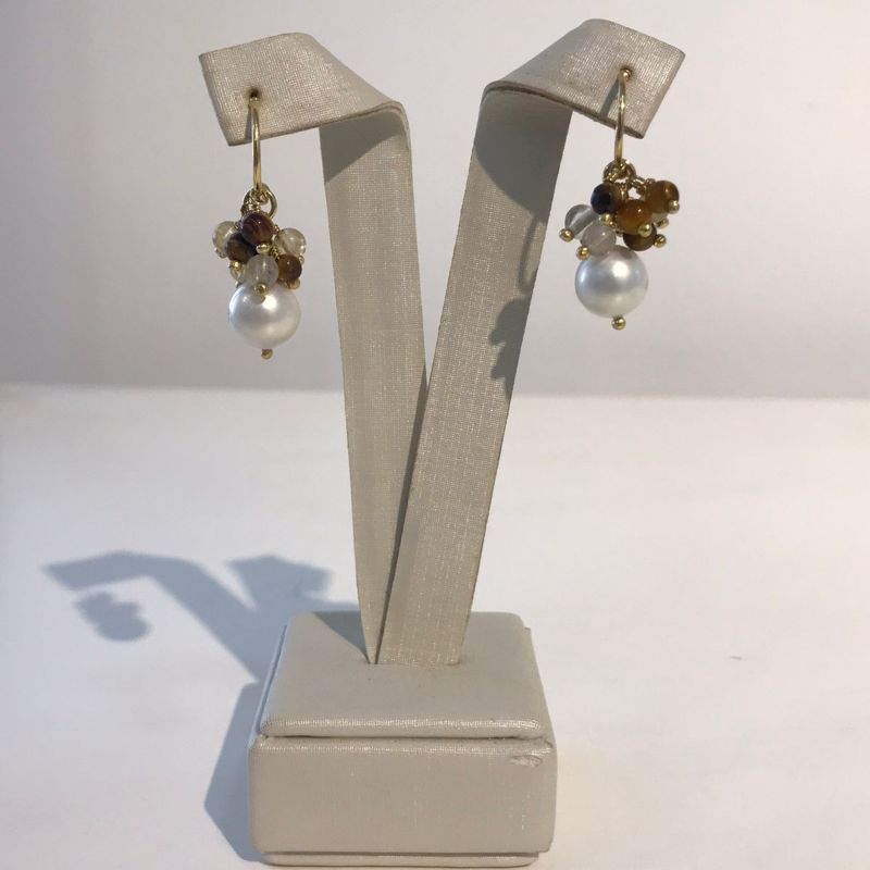 MEIA ARGOLA PÉROLA SHELL OLHO DE TIGRE E CRISTAIS BANHADO A OURO