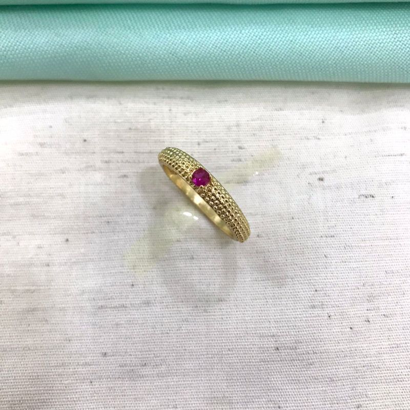 ANEL TEXTURIZADO ZIRCÔNIA PINK BANHADO A OURO