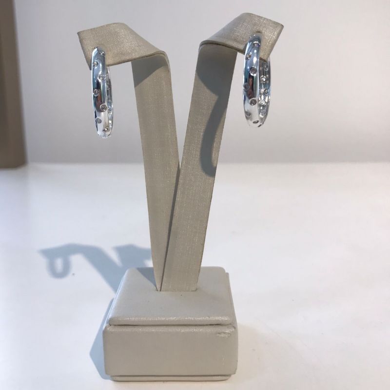 ARGOLA OVAL PONTO DE LUZ ZIRCÔNIA BANHADO A PRATA