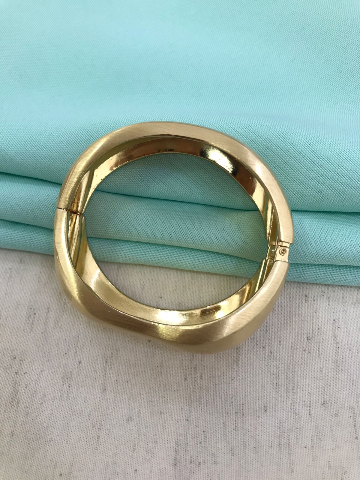 BRACELETE MAXI FOSCO ONDULADO BANHADO A OURO