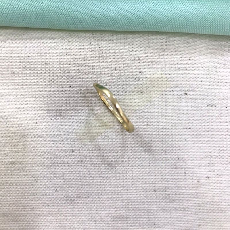 ANEL ONDULADO BANHADO A OURO