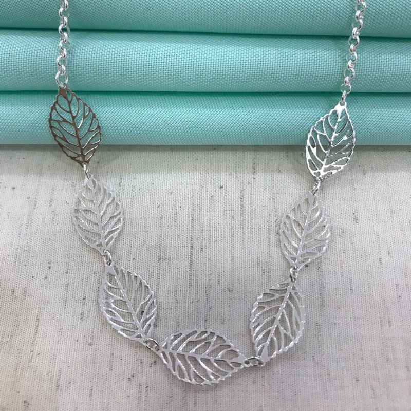 CHOKER FOLHAS BANHADO A PRATA