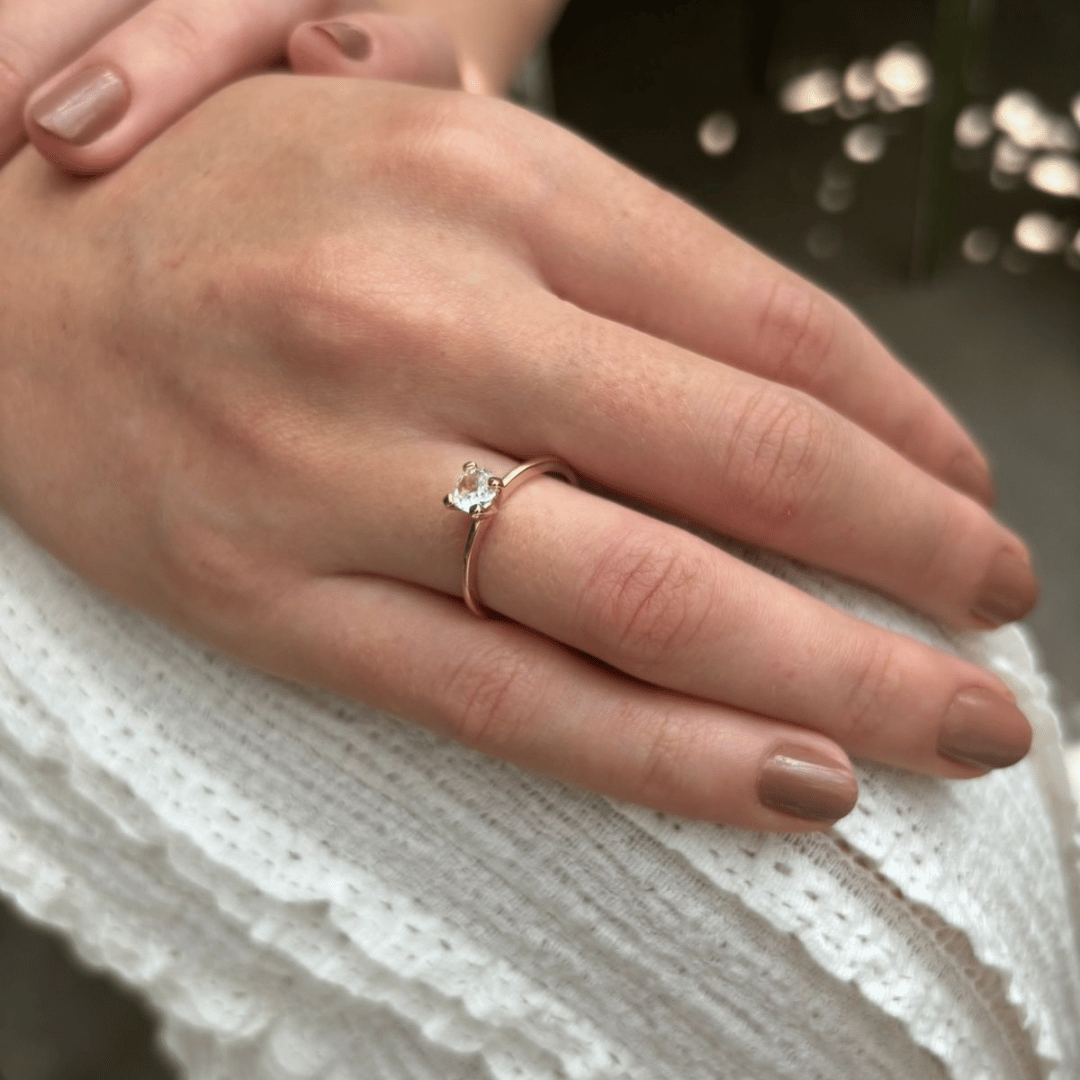 Anel Solitário Liso Best Seller Pedra Cristal Banho Ouro 18k