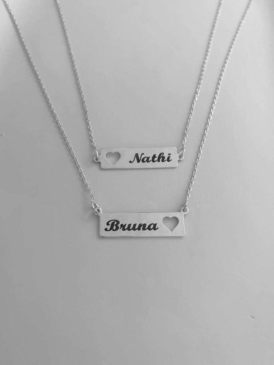 COLAR DE NOME PLACA CORAÇÃO VAZADO 45CM
