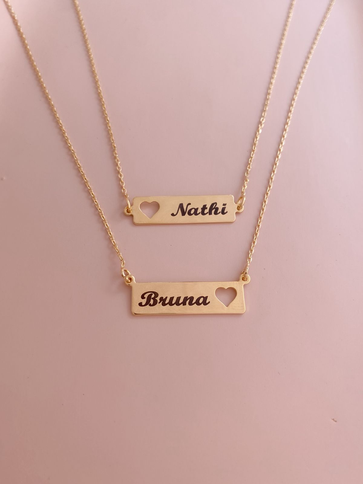 COLAR DE NOME PLACA CORAÇÃO VAZADO 45CM
