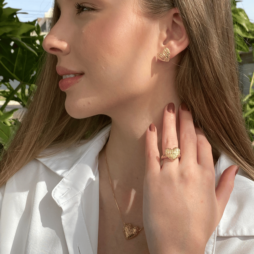 Brinco Coração Esculpido Best Seller Banho Ouro 18k